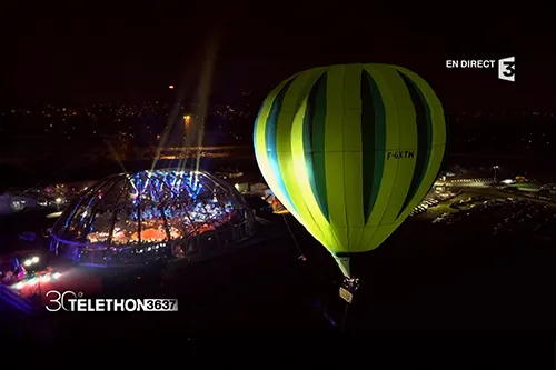 Téléthon 2016 : montgolfière au-dessus de l’hippodrome de Longchamp lors du lancement du direct