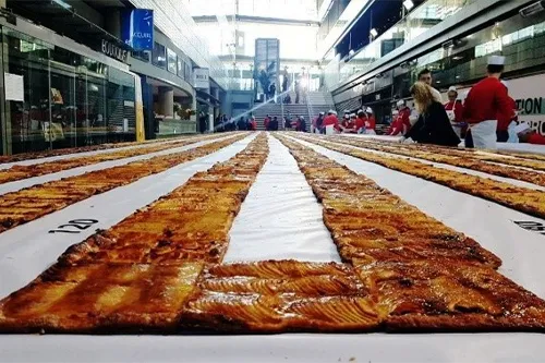 Téléthon 2017 : record du plus long alignement de parts de tarte aux pommes sur le plateau de France Télévisions, avec 2 000 parts sur 421,60 mètres