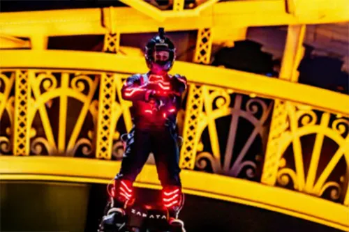 Téléthon 2018 : démonstration de flyboard lumineux près de la tour Eiffel lors du lancement