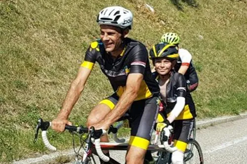 Téléthon 2020 : Léo, atteint d’une maladie rare, participe à une étape solidaire à vélo aux côtés d’un accompagnateur en amont du Tour de France