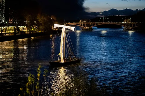 Téléthon 2021 : installation lumineuse en forme de lettre sur un fleuve à Tours