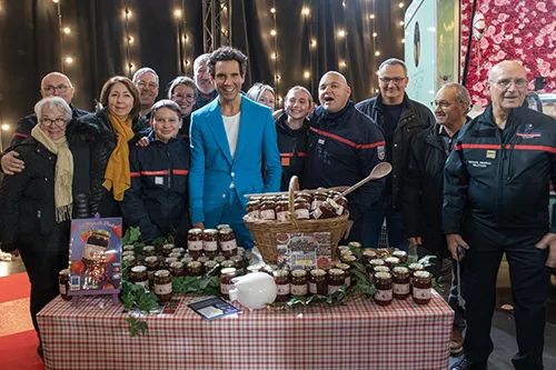 Téléthon 2024 : sur le plateau de l’émission, pompiers et bénévoles de Saône-et-Loire présentent leurs confitures solidaires aux côtés de Mika, parrain de l’édition 2024
