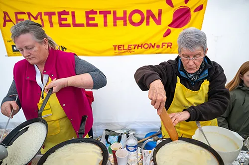 Téléthon : bénévoles cuisinent des crêpes lors d’une animation solidaire
