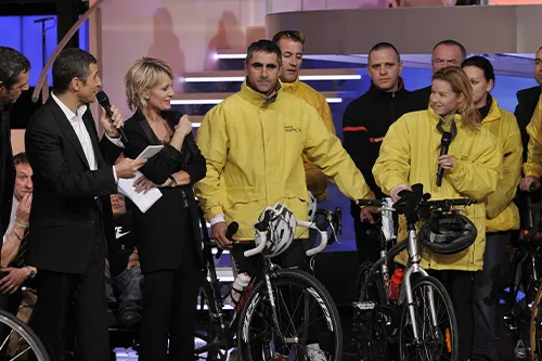 Téléthon 2008 : Laurent Jalabert et des pompiers européens présentent leur traversée à vélo entre Milan et Paris sur le plateau
