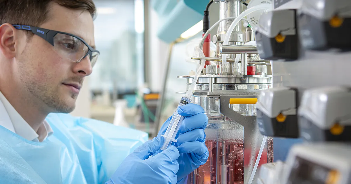 Un chercheur dans un des 3 laboratoires du Téléthon