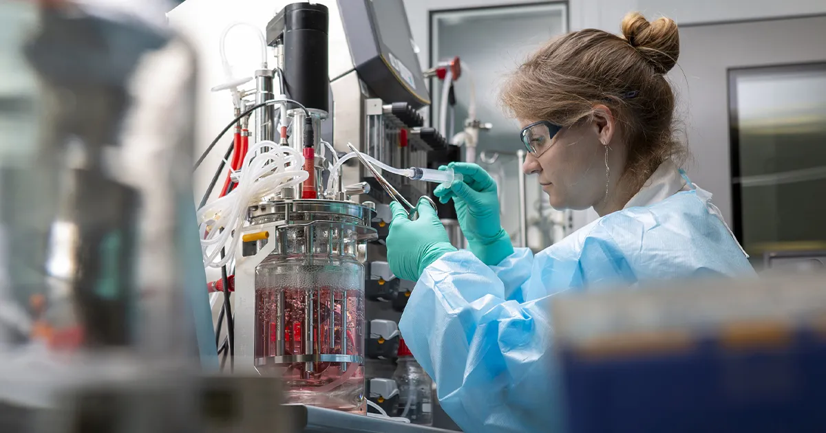 Une chercheuse de Généthon, le laboratoire du Téléthon