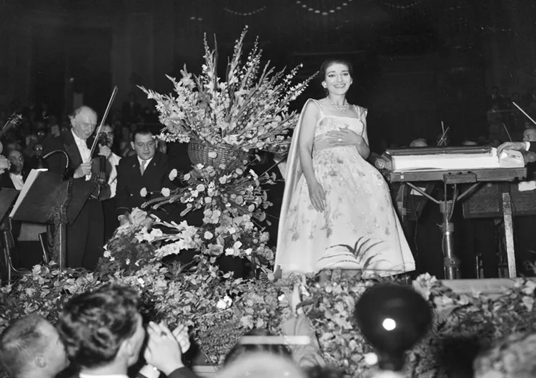 Vignette Actualité : Concert de Maria Callas au Concertgebouw d'Amsterdam, Maria Callas remercie le public pour ses applaudissements.