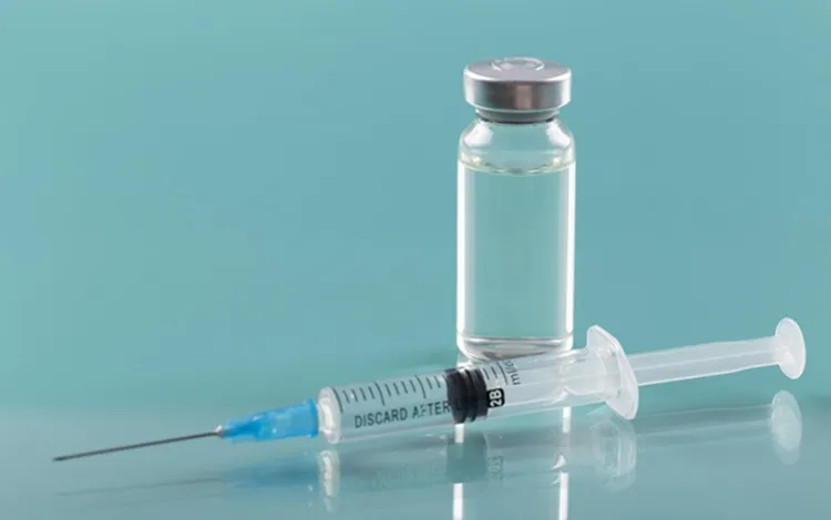 Vignette Actualité : flacon de médicament en verre destiné à une injection, avec une seringue posée à côté