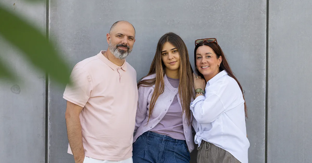 Elena avec ses parents, famille ambassadrice du Téléthon 2026