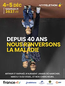 Affiche du Téléthon 2026 avec Arthur et Raphaël : «  Ils n’auraient jamais dû marcher. Mais il y a eu vous… et nos chercheurs. »