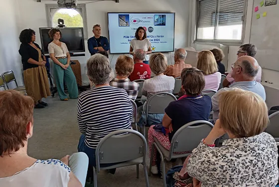 Présentation du pôle stratégique MYOccitanie à un groupe de visiteurs à Montpellier
