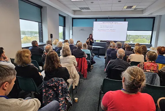 Présentation de travaux de recherche à un groupe de visiteurs dans un laboratoire à Strasbourg