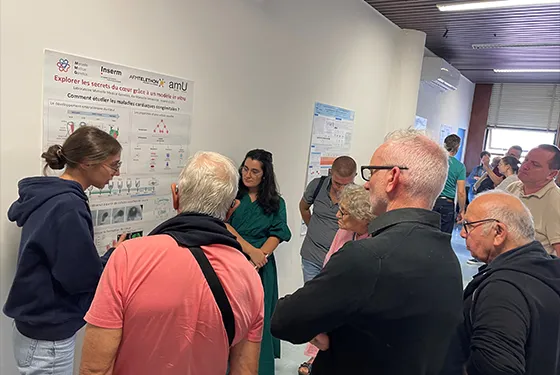 Des chercheurs présentent leurs travaux à des visiteurs dans un laboratoire à Marseille