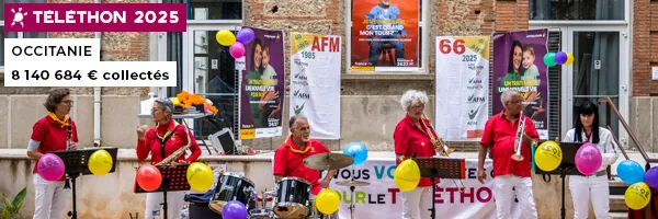 Animation Téléthon en Occitanie. 5 personnes jouent de divers instruments de musique