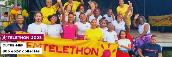 Animation Téléthon en Outre Mer : une dizaine de personnes saluent derrière une banderole AFM Téléthon