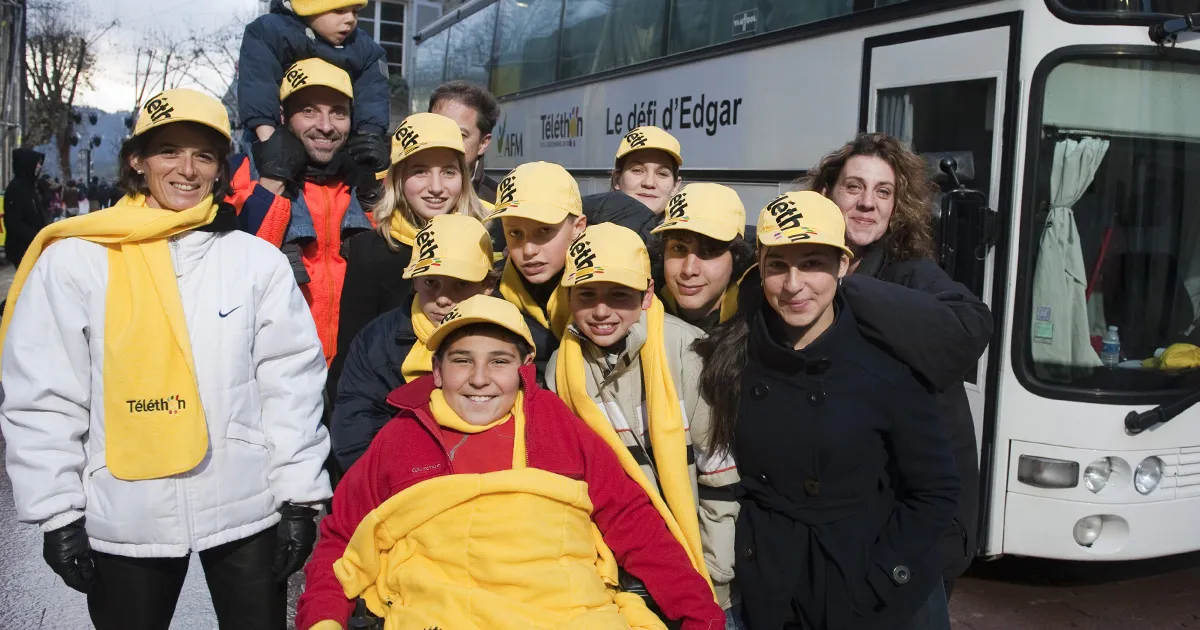 Téléthon 2010 : groupe d’adolescents mobilisés autour d’Edgar, atteint d’amyotrophie spinale, lors d’une tournée solidaire de 1 600 km pour sensibiliser des collégiens à travers la France