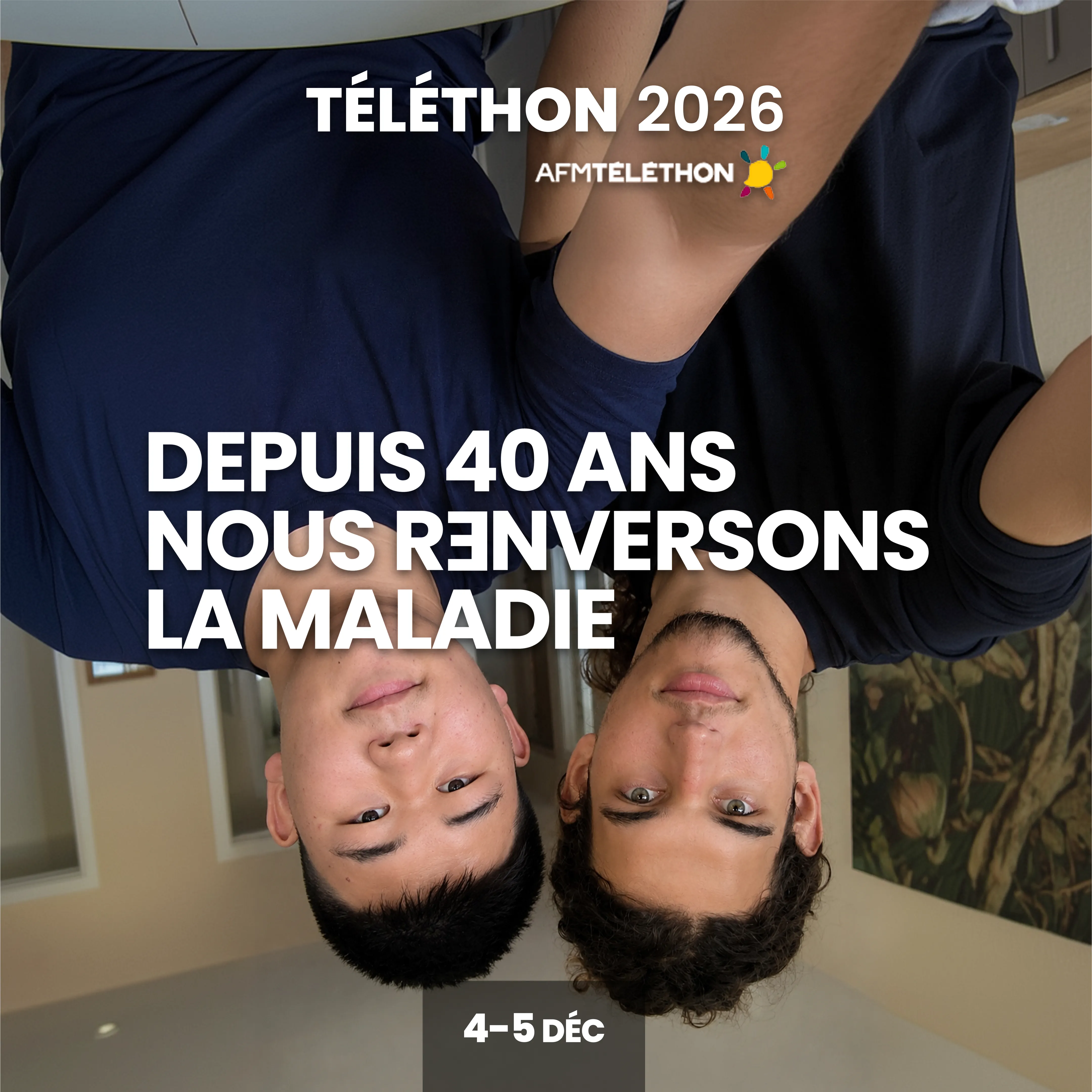 Deux jeunes hommes posent la tête en bas.