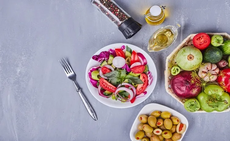 Vignette Actualité : Salade légère aux légumes et herbes servie avec de l'huile d'olive et du poivre
