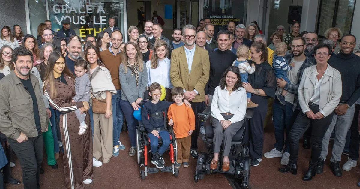 Patrick Fiori, parrain du 40e Téléthon, pose avec les 5 familles ambassadrices et les salariés de l'AFM-Téléthon