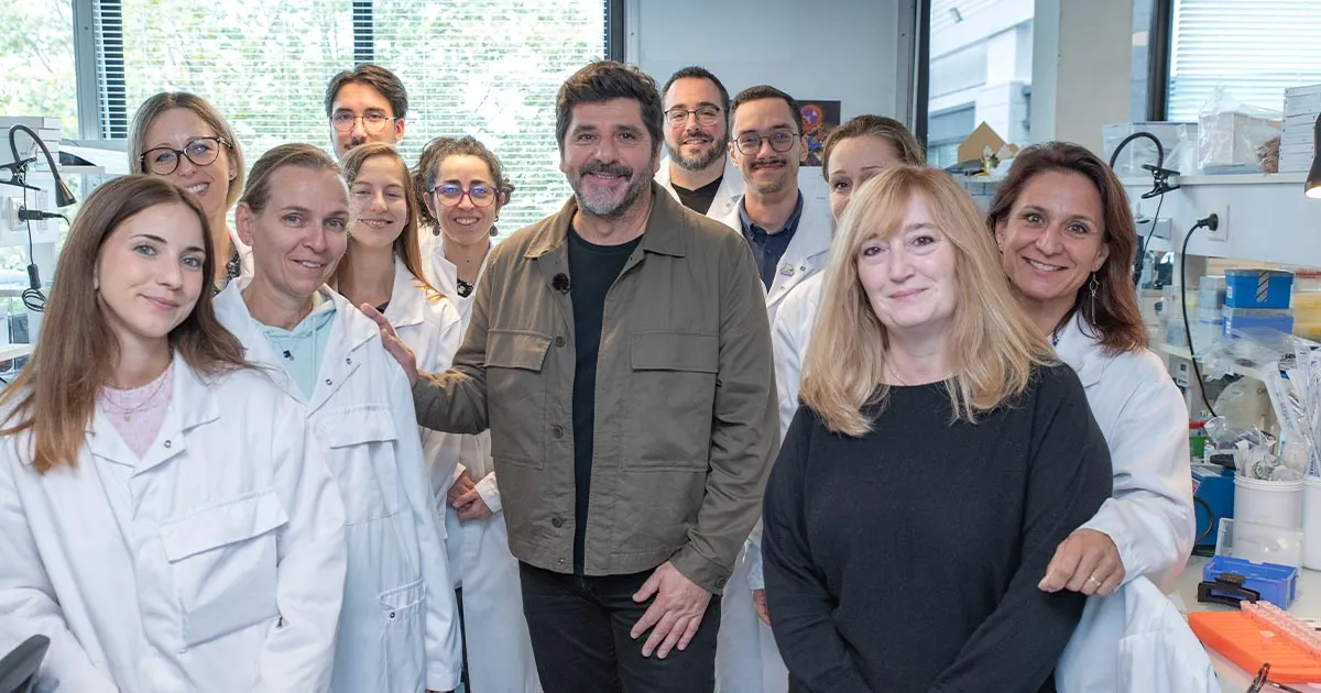 Patrick Fiori, parrain du 40e Téléthon, entouré de l'équipe d'Ana Buj-Bello de Généthon, le laboratoire de l'AFM-Téléthon