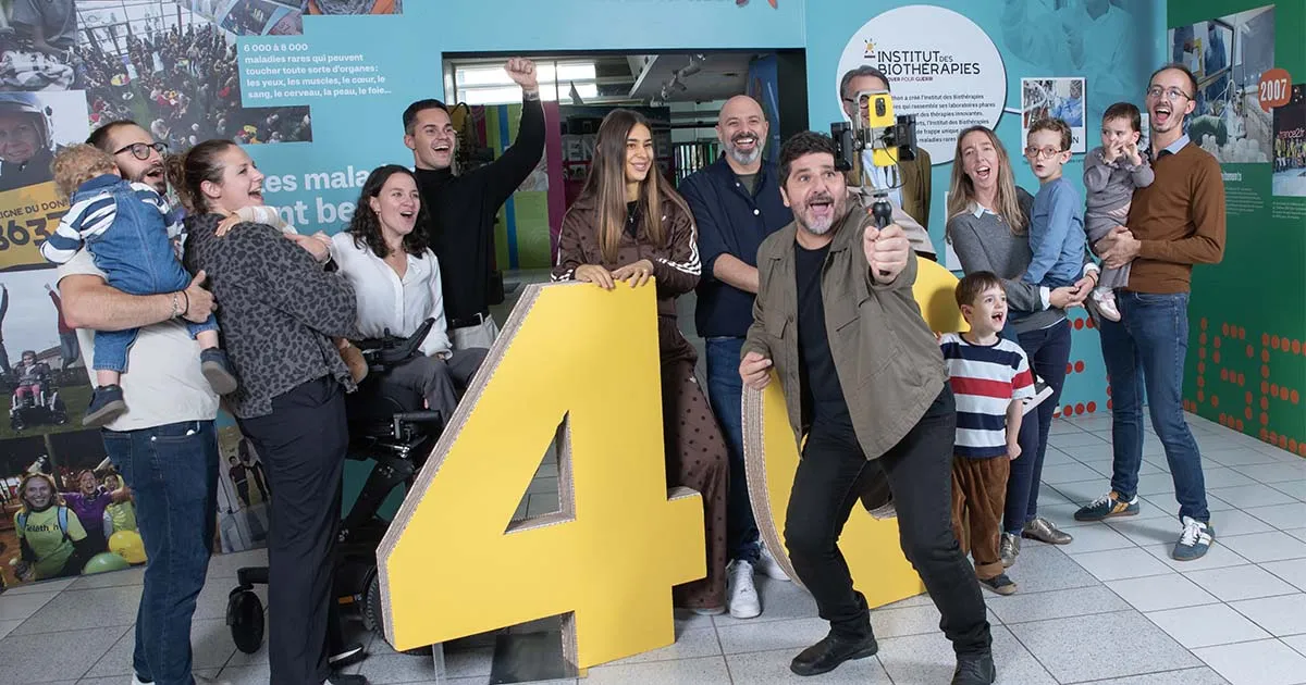 Selfie de groupe avec Patrick Fiori et les 5 familles ambassadrices du Téléthon 2026 dans les locaux de l'AFM-Téléthon