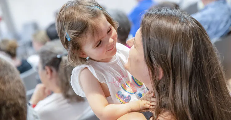 Instant complice, à Caen, entre Lucie et sa maman (ambassadrices du Téléthon 2022)