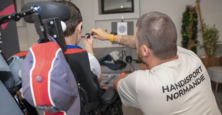 Démonstration de fléchettes à Caen avec l'association Handisport Normandie