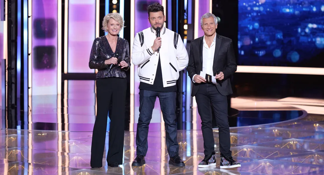Kev Adams sur le plateau du téléthon 2022 entouré de Nagui et Sophie Davant