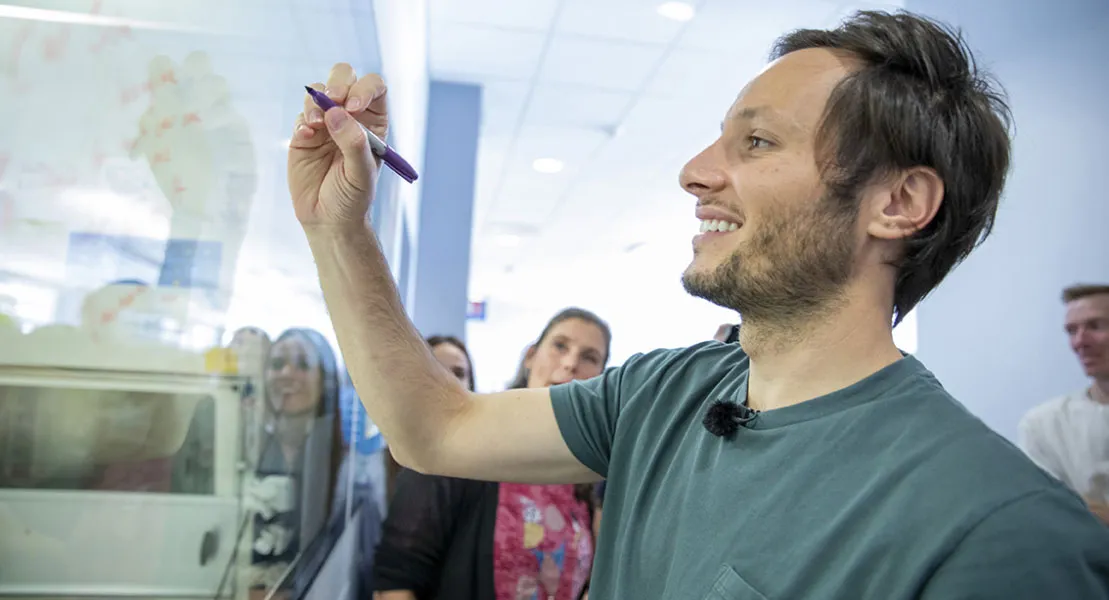 Vianney signe en autographe