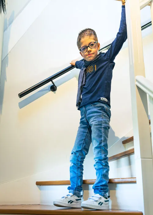 Jules se tient debout dans les escaliers