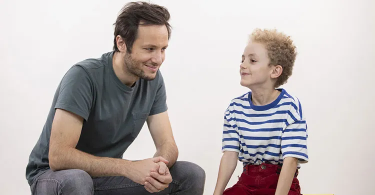Vianney et Léon discutent