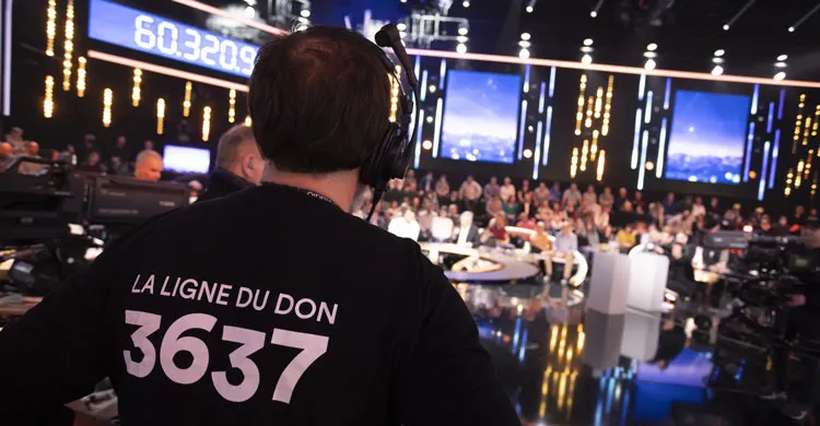 Le plateau du téléthon, un technicien avec un tshirt 3637