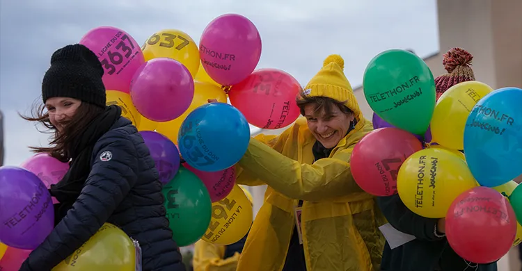 deux bénévoles entourés de ballons