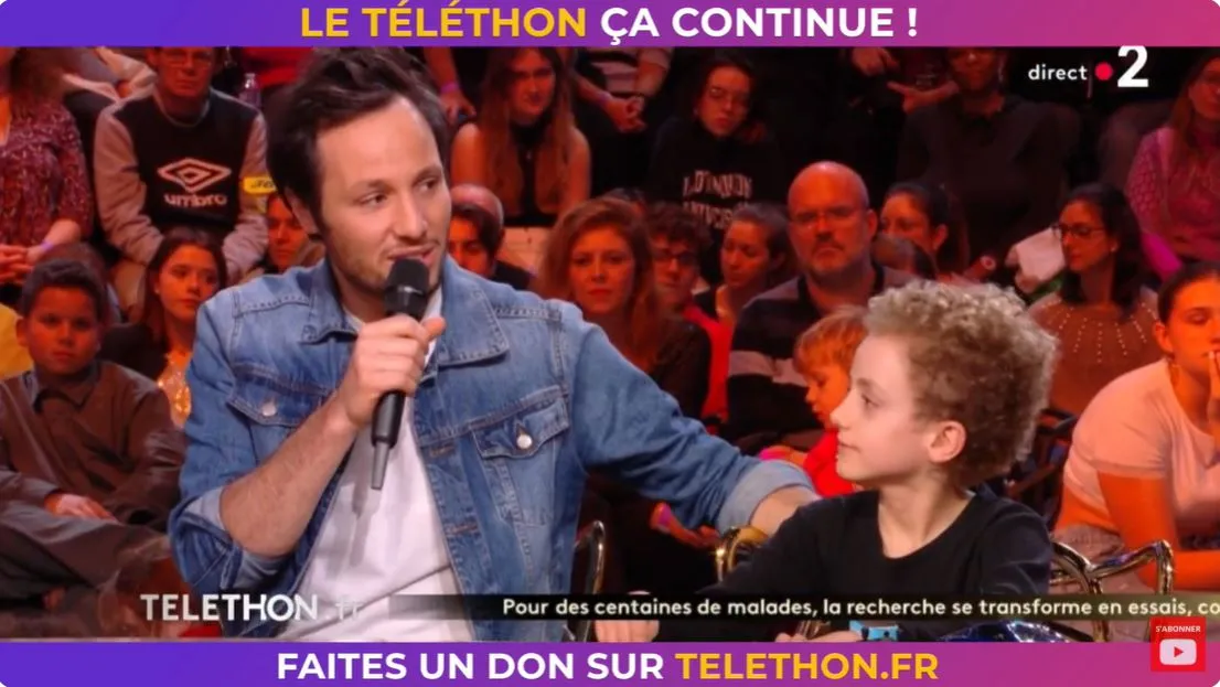 Vianney pose son bras sur l'épaule de Léon