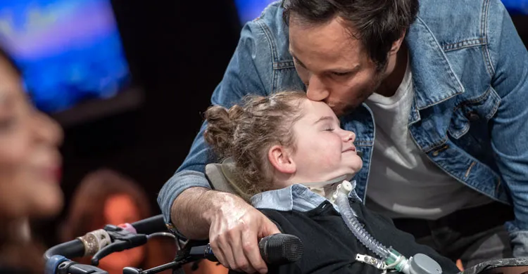 Vianney fait un bisou à Ivy
