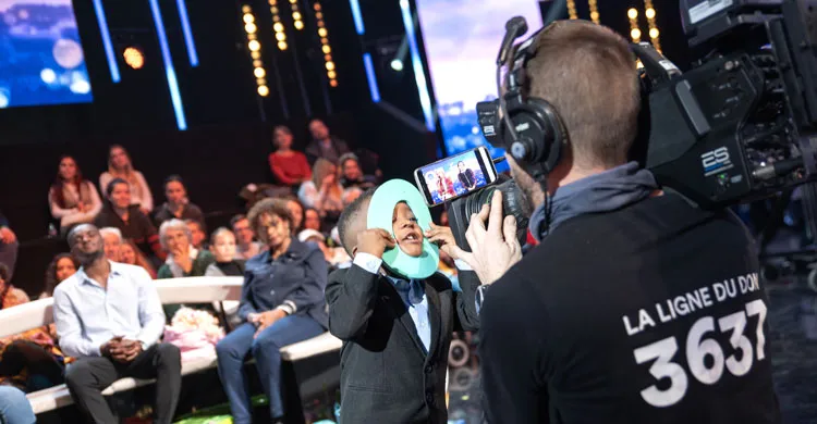 Ibrahima joue avec un cadreur de l'émission