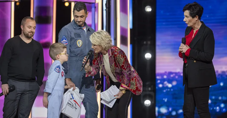 Jules sur le plateau du Téléthon 2023, a revêtu la combinaison de la patrouille de France