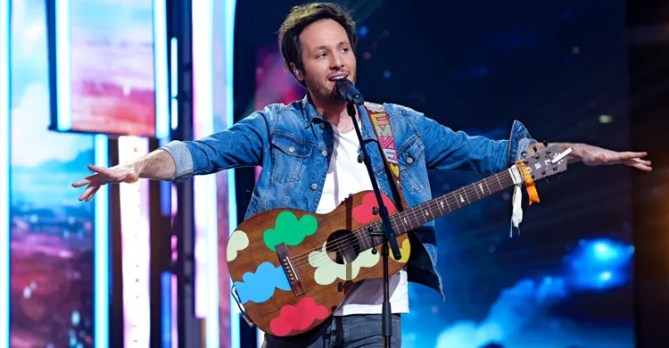 Vianney chante sur le plateau du Téléthon 2023, avec sa guitare
