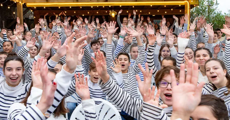 Les bénévoles en tenue de marin à Gujan Mestras