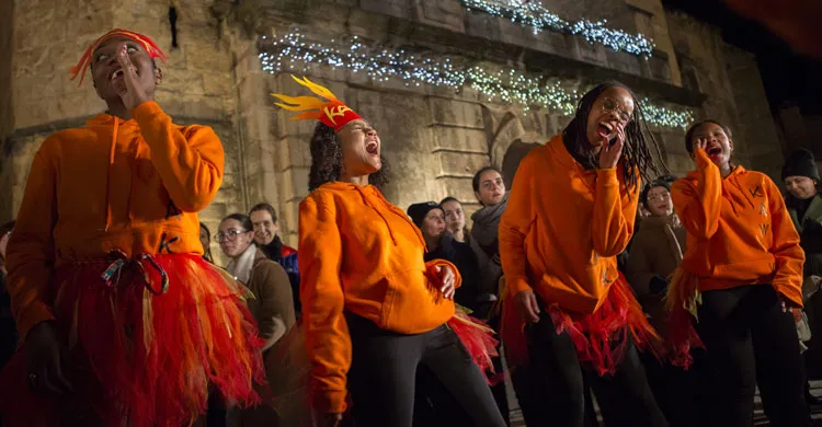 Bénévoles en orange qui chantent dans la ville ambassadrice de Clermont-l'Herault