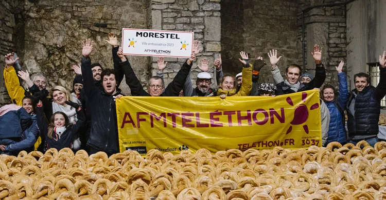 Des bénévoles posent devant 3637 petits pains à Morestel