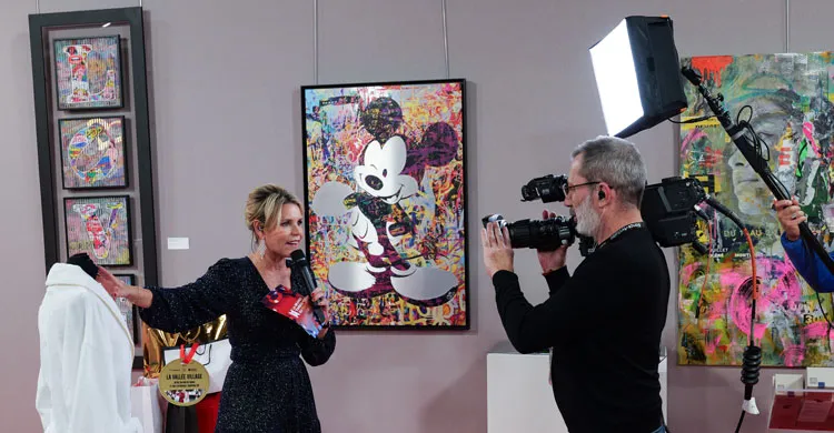 Laura Tenoudji dans la galerie de la Grande Tombola du Téléthon