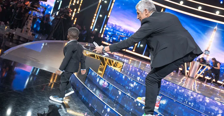 Ibrahima tente de s'échapper du plateau, rattrapé par Nagui