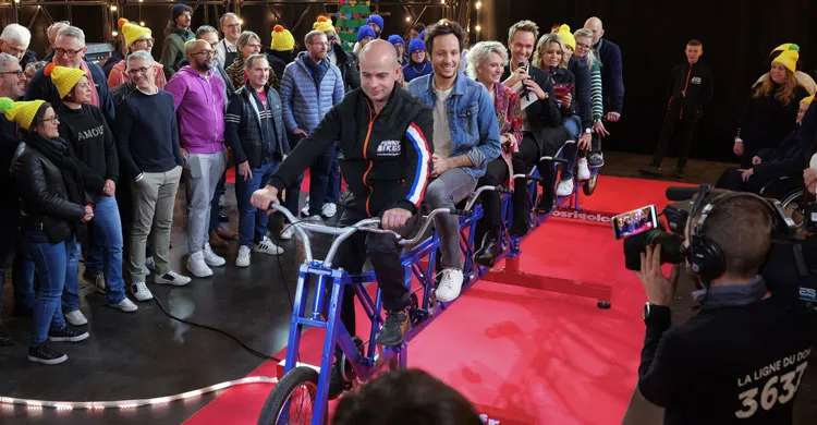 Vianney, Sophie Davant et Cyril Féraud sur un vélo à 8