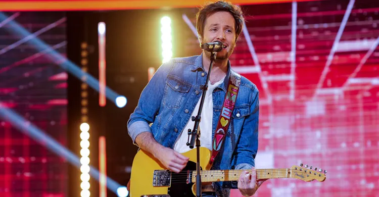 Vianney chante sur le plateau du Téléthon 2023