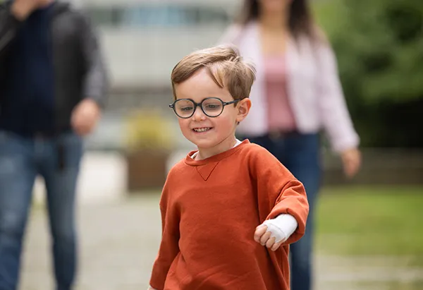 Paul en pleine course dans un parc