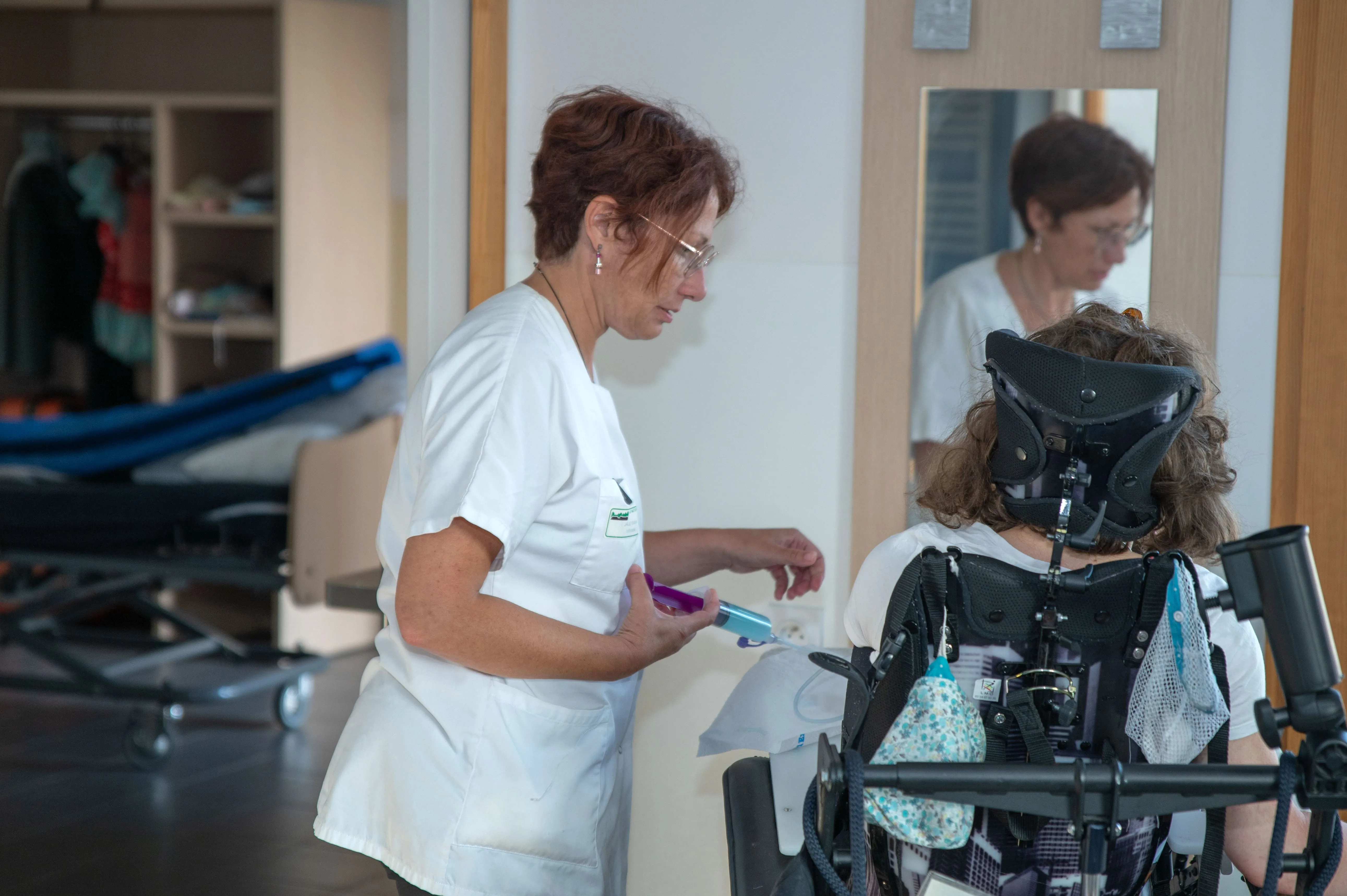 Une aide-soignant avec une malade