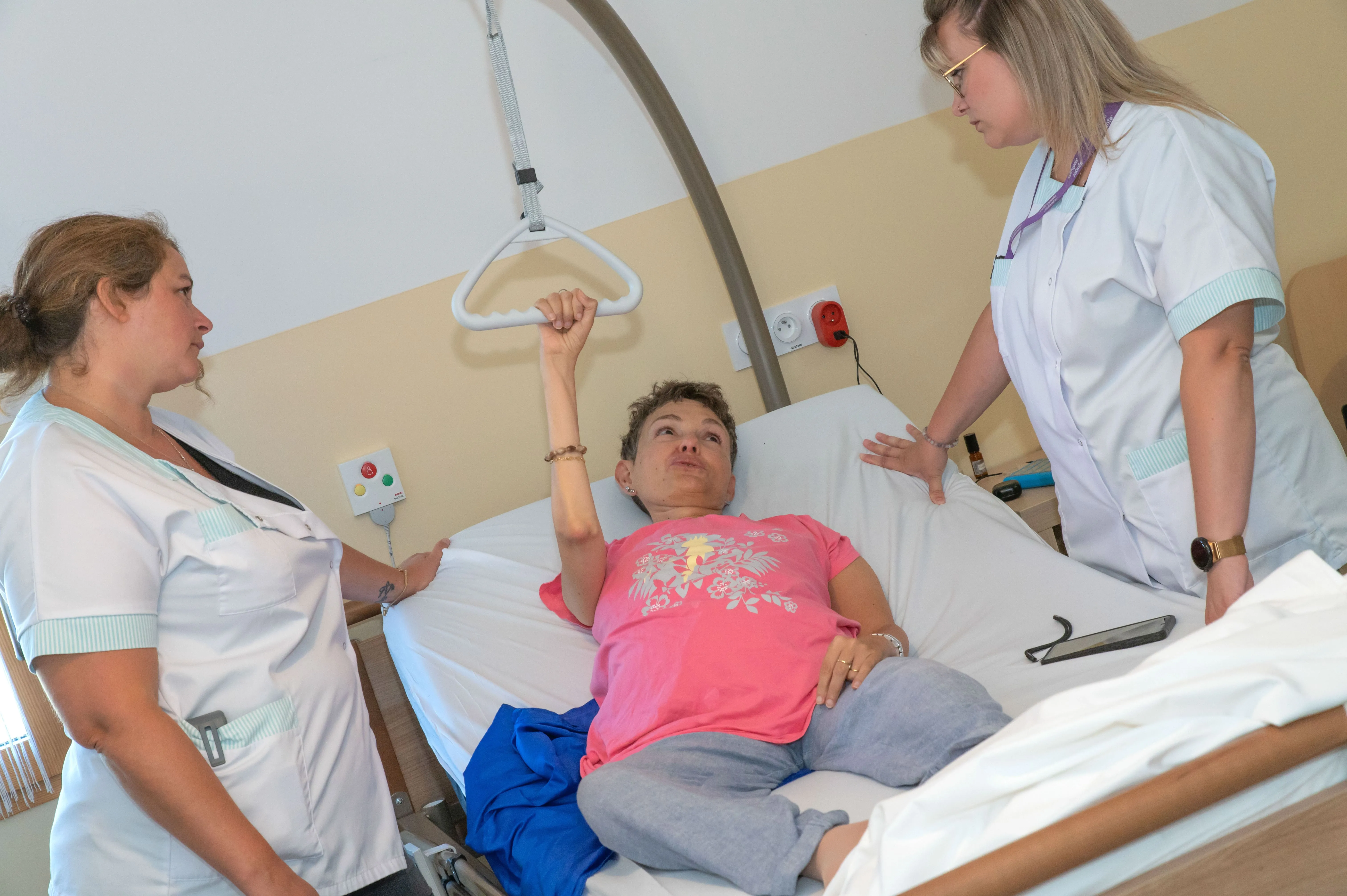 Le personnel soignant du VRF Les Cizes en consultation auprès d'un malade