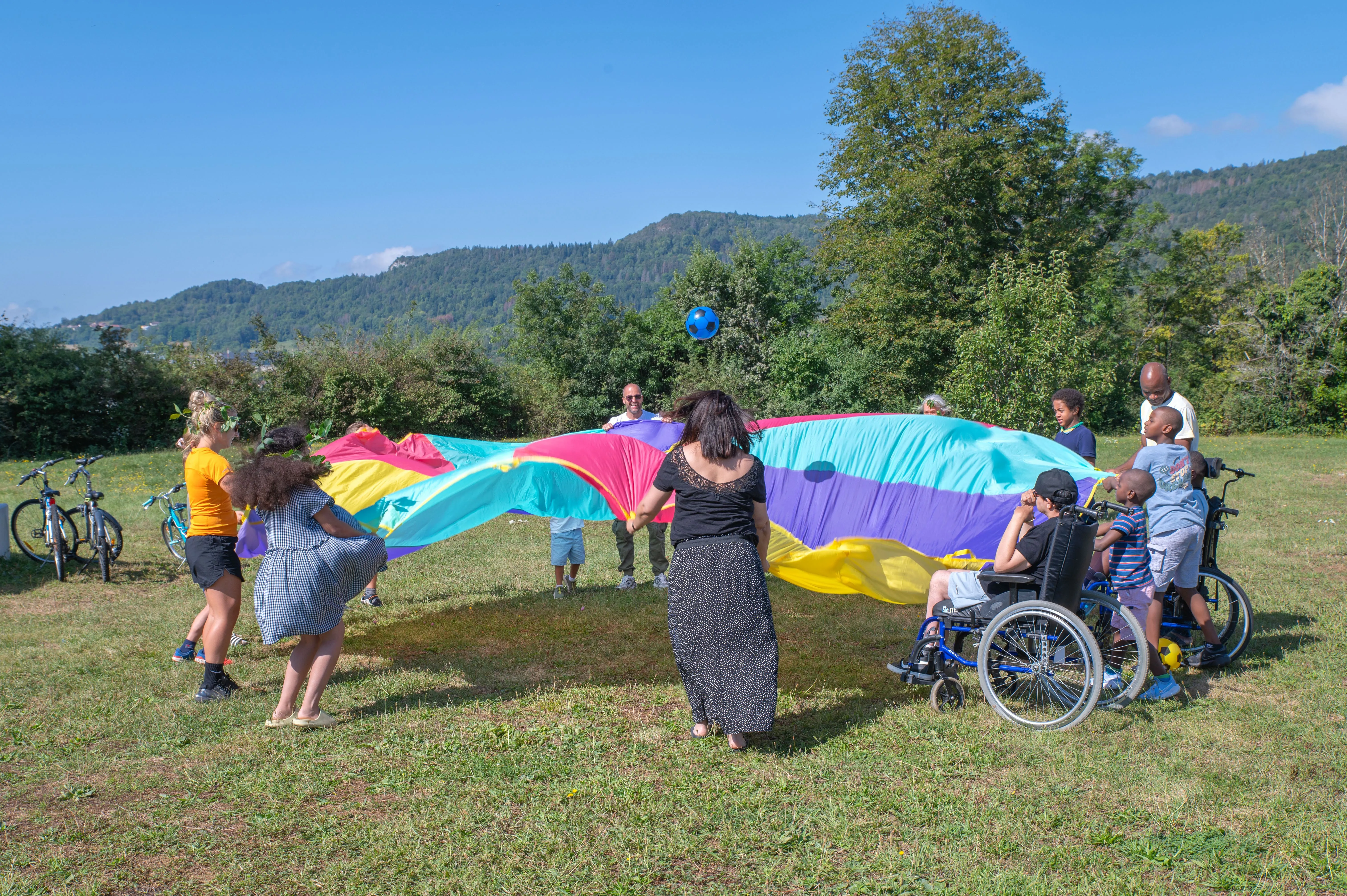 Des vacanciers du VRF Les Cizes en pleine activité extérieure