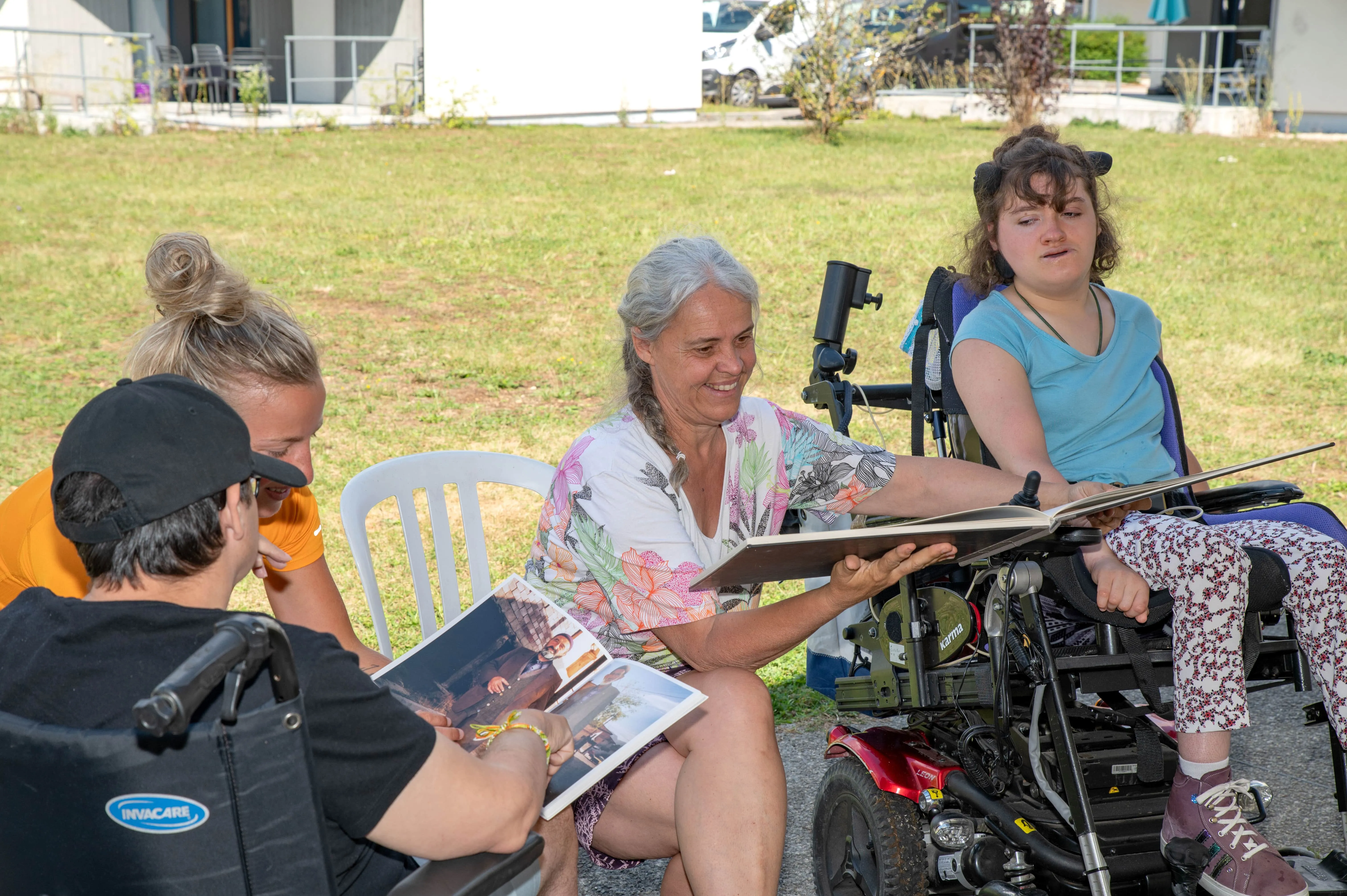 Une famille en pleine lecture à l'exterieur dans le VRF Les Cizes